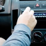 株式会社ジャストライト浪岡智がお送りする。車内音楽についてのイメージ画像