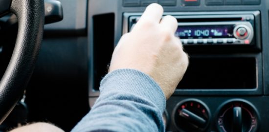 株式会社ジャストライト浪岡智がお送りする。車内音楽についてのイメージ画像