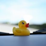 株式会社ジャストライト浪岡智がお送りするダッシュボードに物が置いてあるイメージ画像