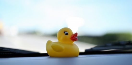 株式会社ジャストライト浪岡智がお送りするダッシュボードに物が置いてあるイメージ画像