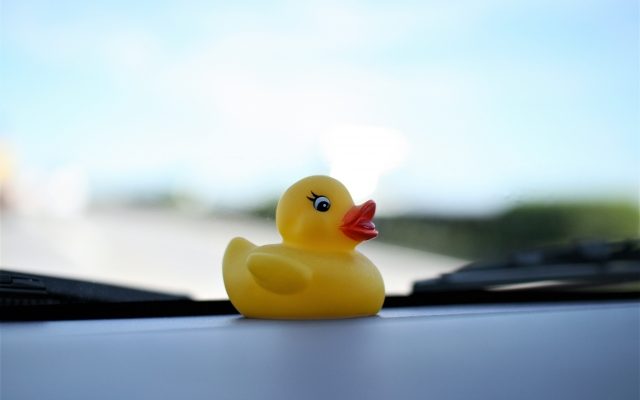 株式会社ジャストライト浪岡智がお送りするダッシュボードに物が置いてあるイメージ画像