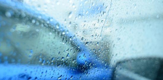株式会社ジャストライト浪岡智がお送りする雨の日の運転のイメージ画像