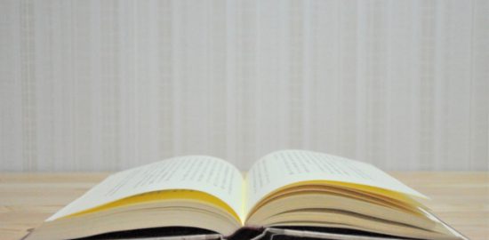 株式会社ジャストライト浪岡 智がお送りする四字熟語の「眼光紙背」についてのイメージ画像